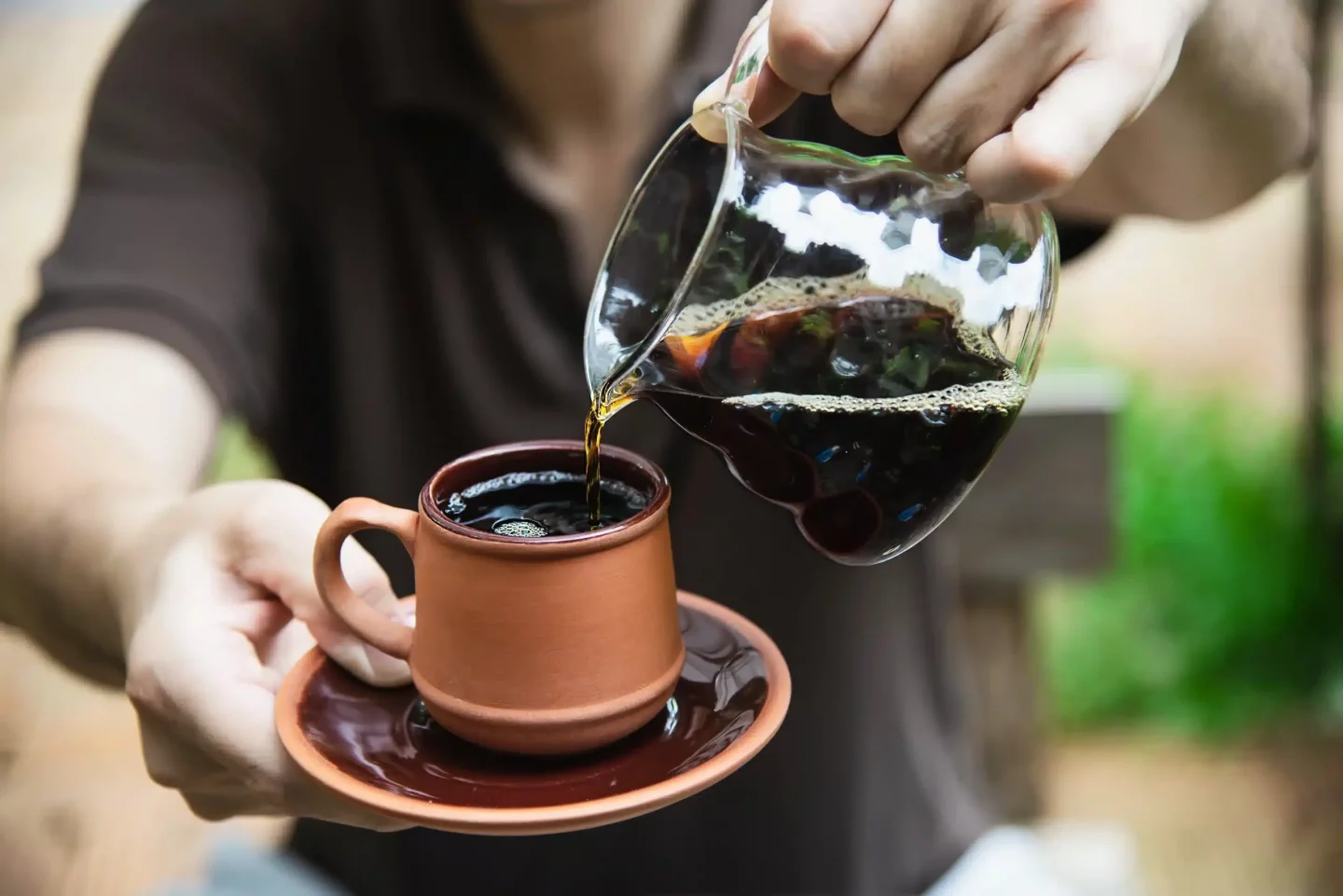 Préparation slow coffee dans un coffee shop
